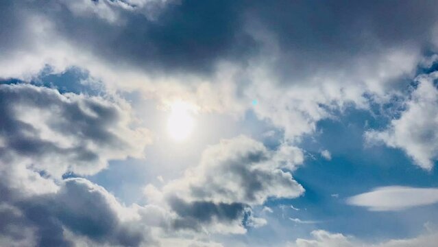 冬の青空と雲と太陽光　タイムラプス