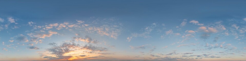 Naklejka na ściany i meble Nahtloses Himmels-Panorama mit romantischem Abendhimmel, 360-Grad-Ansicht mit einigen Wolken zur Verwendung in 3D-Grafiken als Himmelskuppel oder zur Nachbearbeitung von Drohnenaufnahmen 
