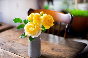黄色いバラ_花瓶