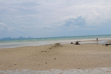 Fototapeta na wymiar Meer Strand in Thailand bei Ebbe 