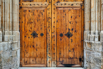 Fototapeta na wymiar Old wooden door in Palma de Mallorca, Spain.