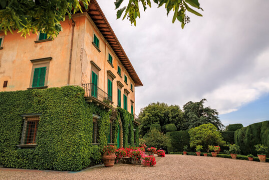 Ivy covered old stone house at a vineyard in the famous wine producing Chianti Region of Tuscany, Italy
