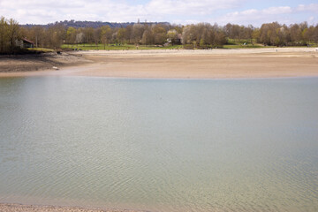 Abgelassener ausgetrockneter See mit toller Landschaftlichen Umgebung