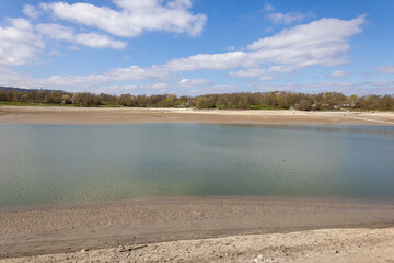 Abgelassener ausgetrockneter See mit toller Landschaftlichen Umgebung