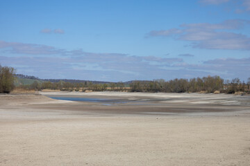 Abgelassener ausgetrockneter See mit toller Landschaftlichen Umgebung