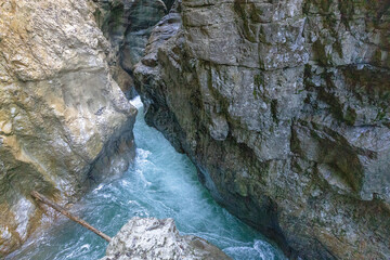 Klamm Gebirgsfluss zwischen Felsen in den Alpen