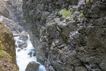 Klamm Gebirgsfluss Alpen mit Steinen und Felsen