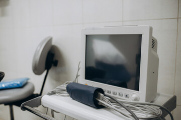 Cardio monitor in working with the patient