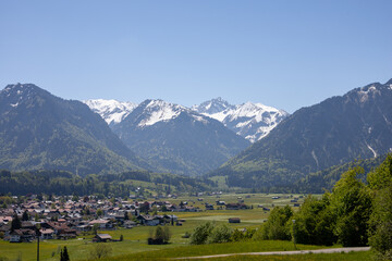 Wundersch&ouml;nes Alpenpanorama mit Bergen und Wald