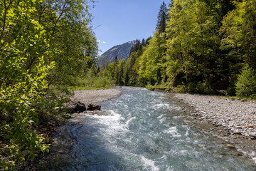 Wunderschönes Alpenpanorama mit Fluss
