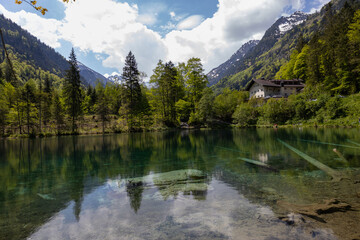 Alpensee in den Bergen