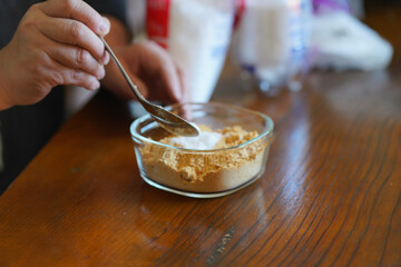 きな粉に砂糖を混ぜる女性