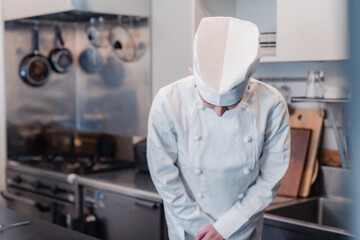 おじぎをする男性のシェフ