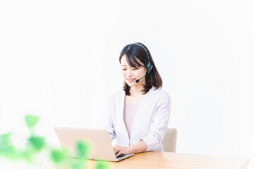 コールセンターでお客様対応をする若い女性