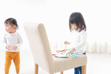 Fototapeta na wymiar 室内で遊ぶ二人の子供