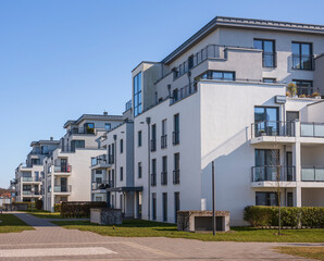 Fototapeta premium Moderne Immobilien Wohnanlage Wohnungen in der Stadt