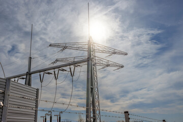 Strommast im Sonnenschein