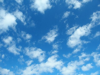 早春の青空と雲