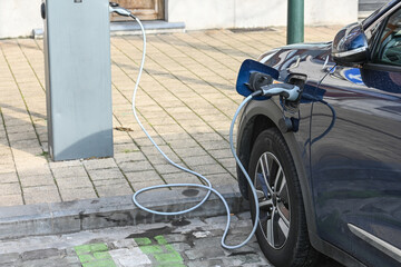 auto voiture electrique borne station charge recharge batterie autonomie electricité environnement carbone - obrazy, fototapety, plakaty