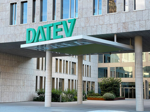 DATEV Logo &uuml;ber der Einfahrt der Niederlassung in N&uuml;rnberg, Deutschland