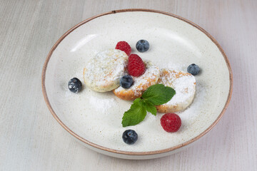 cheesecake with berries