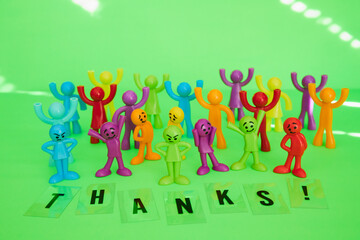 感謝を伝えるカラフルな人形