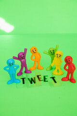 ツイートするカラフルな人形