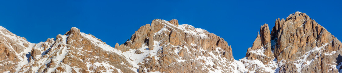 Veduta del gruppo della Marmolada da Passo san Pellegrino, (moena) nelle Dolomiti di Fassa..Nella foto, da sinistra:  Om Gran (2805 m), Punta del Ciadin (2809 m) e Cima Uomo (3010 m). - obrazy, fototapety, plakaty