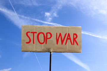 stop war schild mit himmel