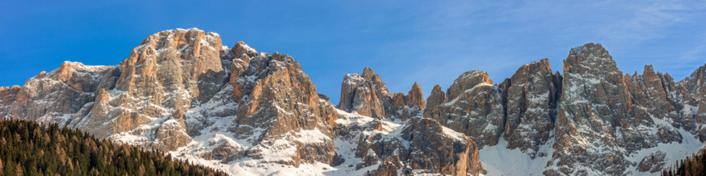Le pale di San Martino viste dalla Val Venegia. 