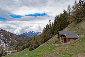 Fototapeta na wymiar Winterliche Landschaft mit einer Almhütte auf dem Berg Hirzer in den Sarntaler Alpen in Südtirol, Italien