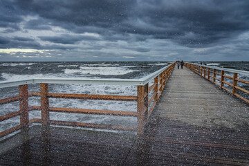 Raue See auf einer Seebrücke an der Ostsee