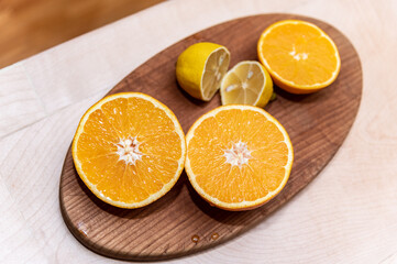 Obraz na płótnie Canvas Orangen und Zitronen auf einem Schneidebrett