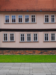 Fototapeta na wymiar Wohngebäude mit Rasenfläche