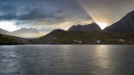 Langzeitbelichtung mit Sonnenuntergang auf den Lofoten
