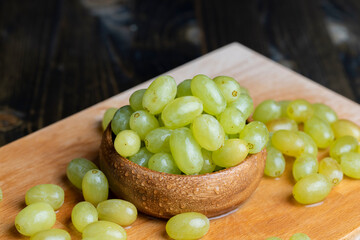 Obraz premium cooking using sweet fresh green grapes with water drops