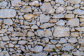 Klassische Steinmauer auf Losinj