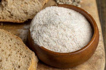 Fototapeta na wymiar Wheat flour with bran for cooking bread