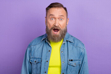 Fototapeta premium Portrait of impressed speechless aged man open mouth stare isolated on purple color background