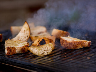 Brot grillen auf einer Grillparty