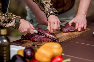 Grillfleisch zubereiten und marinieren