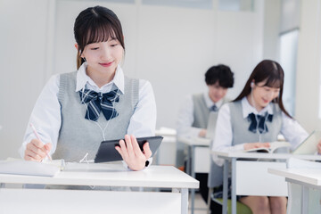 タブレット端末で授業を受ける高校生
