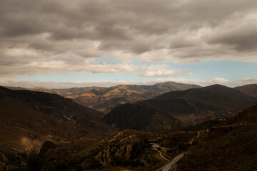 Fototapeta na wymiar Paisaje nuboso montañas andaluzas