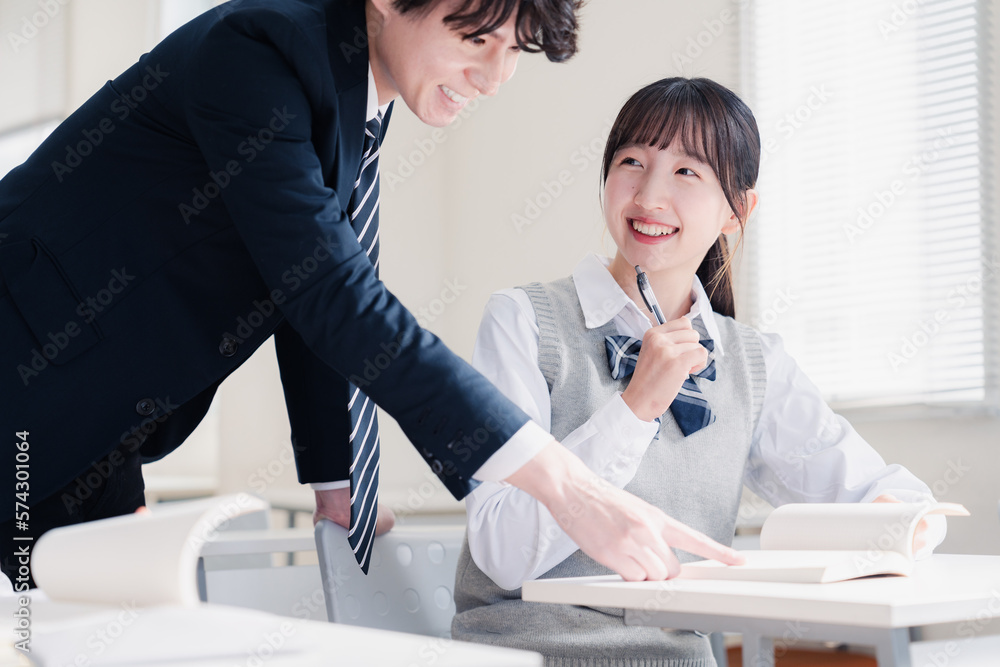 Wall mural 教室で先生に質問をする女子高生