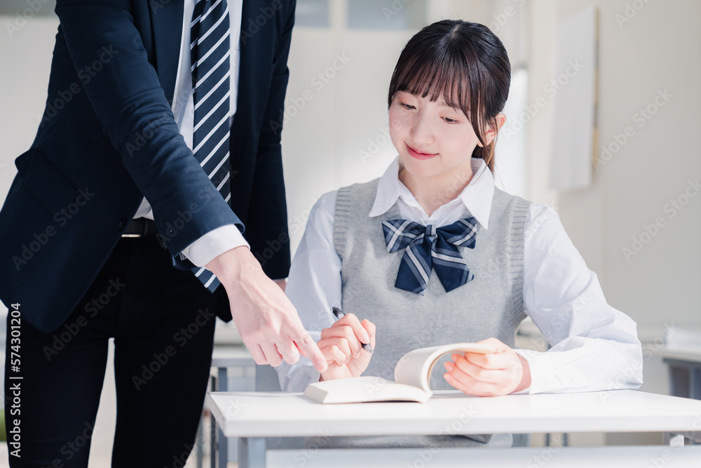 Wall mural 教室で先生に質問をする女子高生