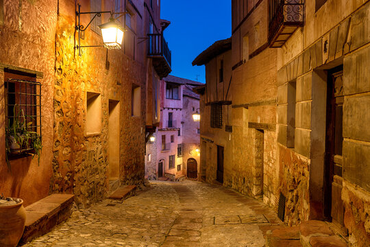 Fototapeta Narrow cobbled streets and stunning Medieval houses at Albarracin