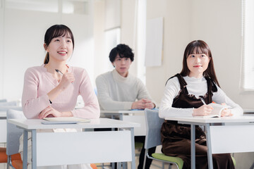 キャンパスで講義を受ける大学生