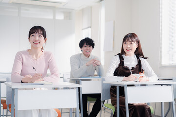 キャンパスで講義を受ける大学生