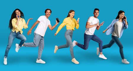 Obraz premium Diverse Happy People Running With Smartphones In Hands Over Blue Background