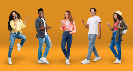 Obraz premium Diverse men and women walking with smartphones over orange background